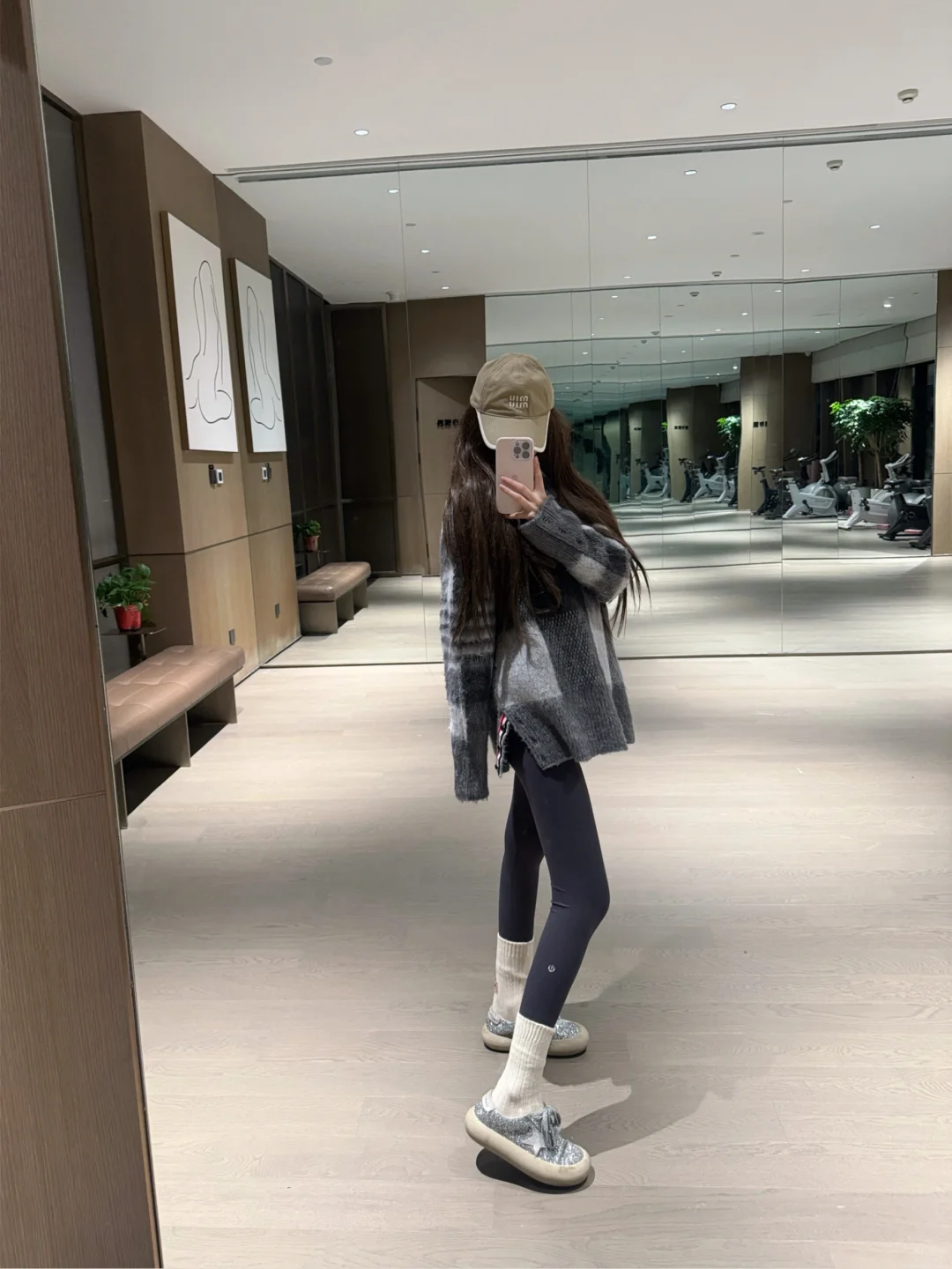 中年少女显瘦穿搭：毛衣➕瑜伽裤➕马甲叠穿