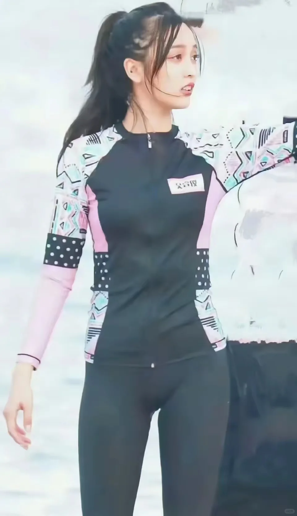 吴宣仪，火辣热裤凹造型，秀身材❤