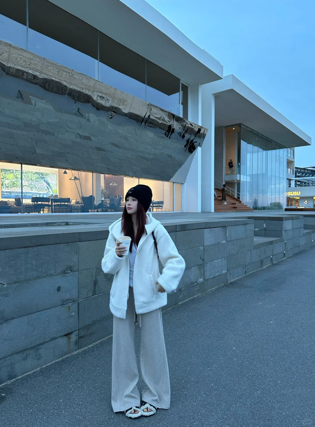 和小狗一起的阿那亚🦮