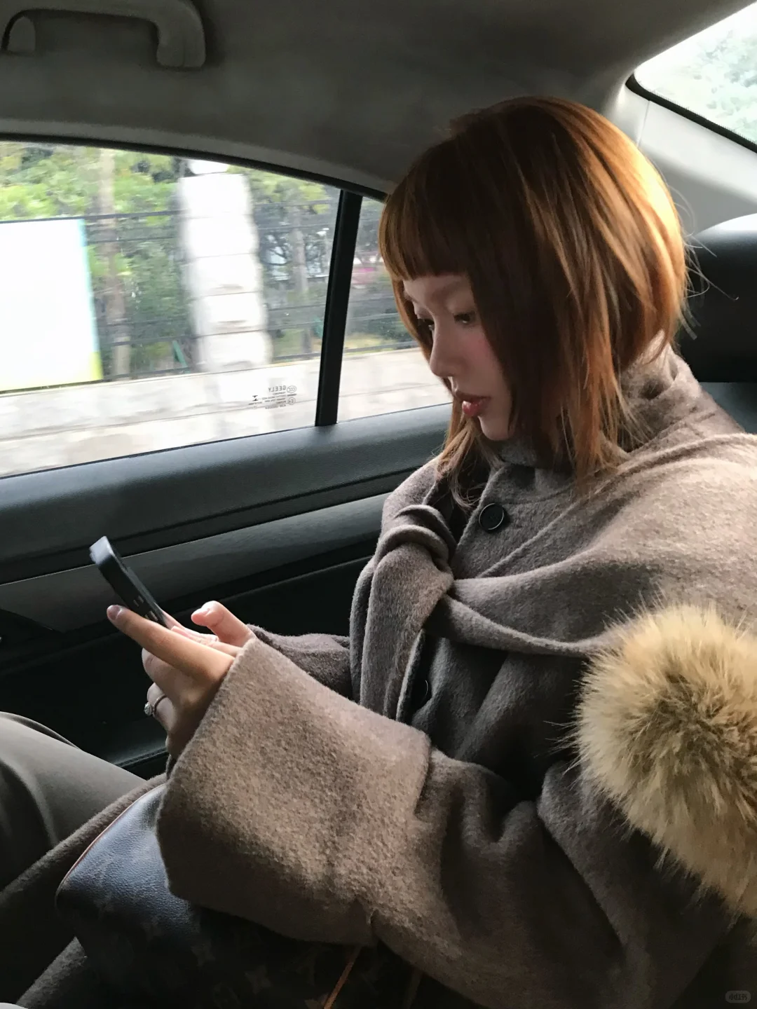 一穿大衣就自动冷脸扮熟女