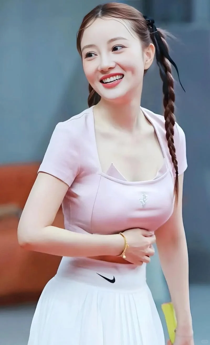 李小璐彻底放开了，穿健身衣身材丰腴