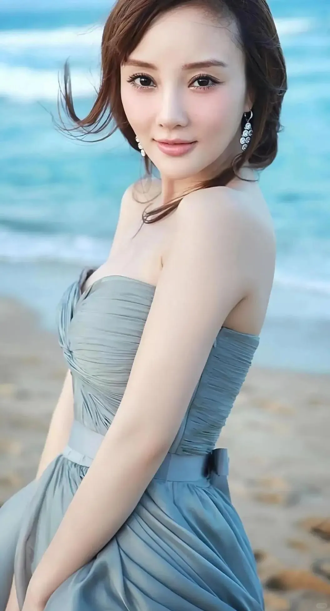 李小璐彻底放开了，穿健身衣身材丰腴