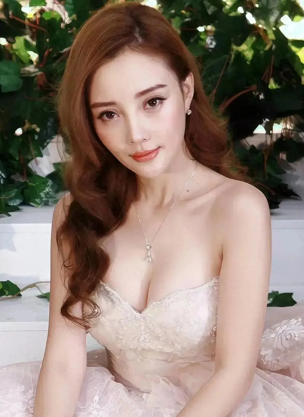 李小璐彻底放开了，穿健身衣身材丰腴