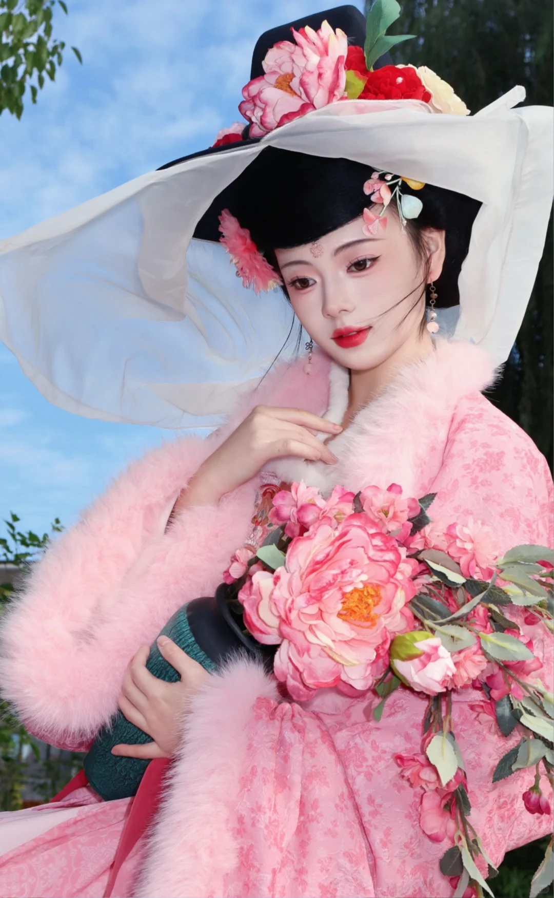 “她如花儿般娇艳明媚”