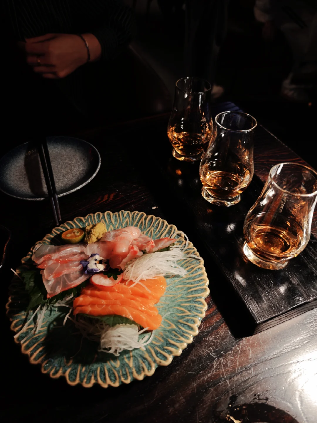 汕头夜生活新地标｜在鲨鱼面前吃刺身喝酒