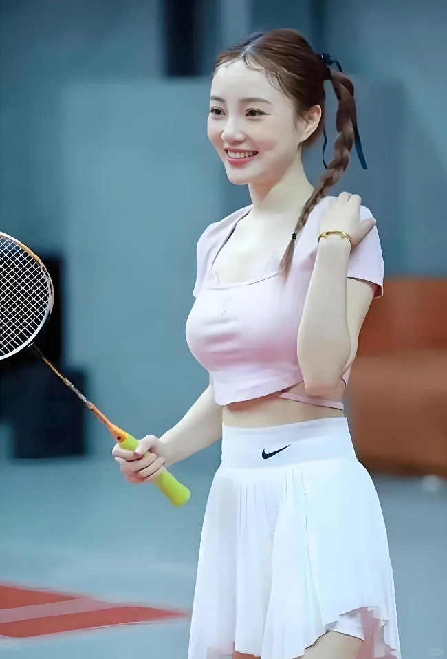 李小璐彻底放开了，穿健身衣身材丰腴