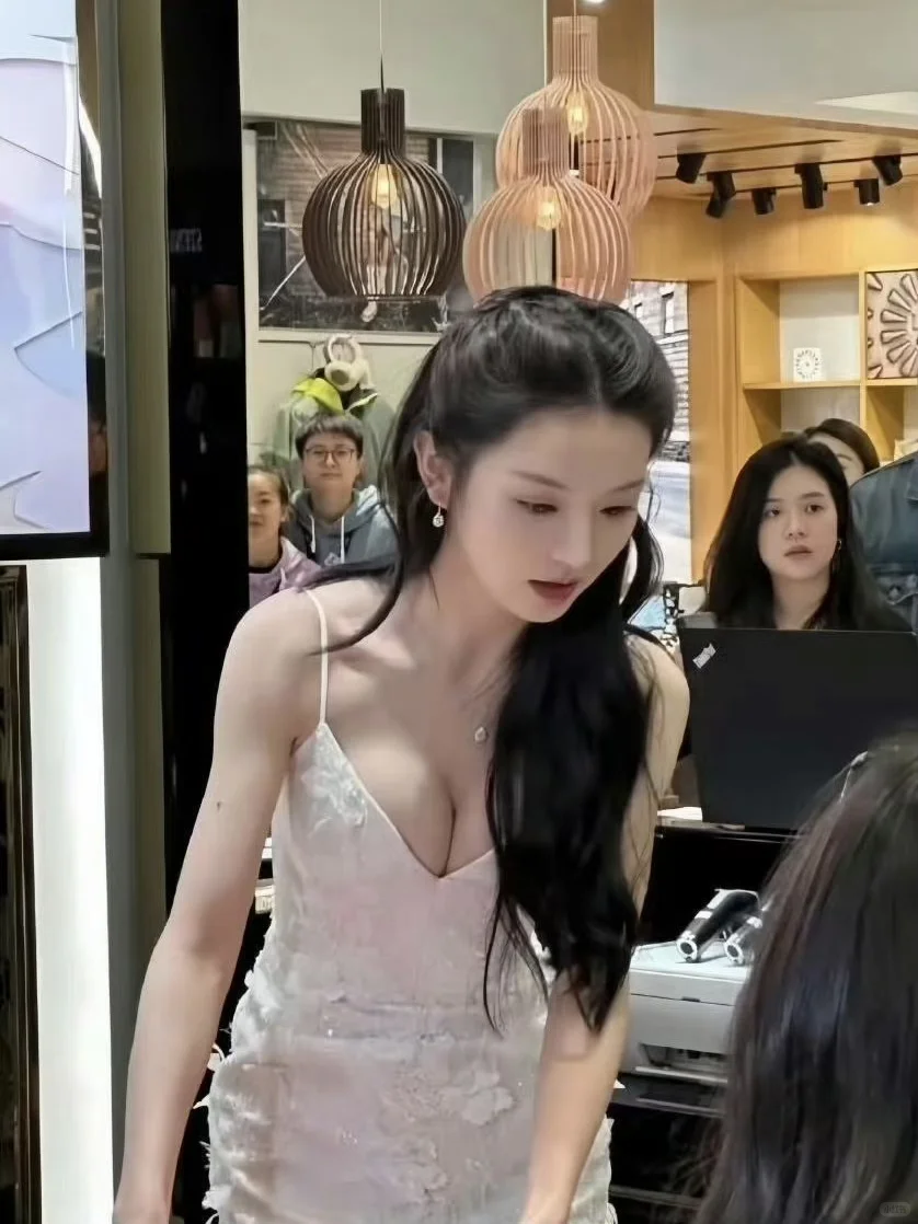 明艳大美人少女感都要溢出屏幕了…