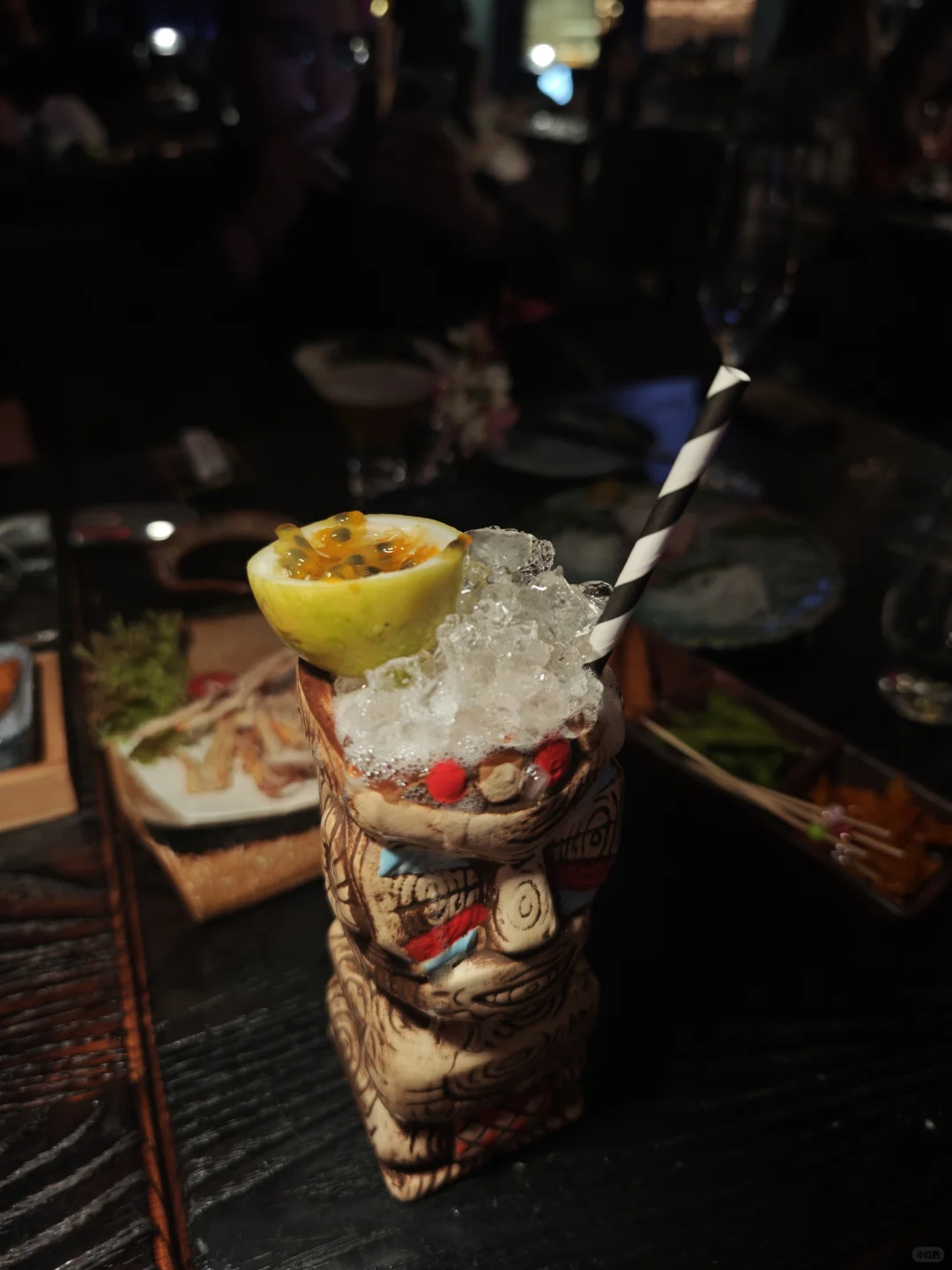 汕头夜生活新地标｜在鲨鱼面前吃刺身喝酒