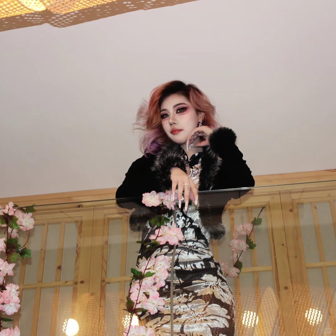 人们总是不会对漂亮女人太绝情