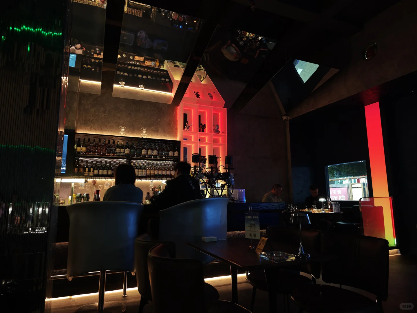 汕头夜生活新地标｜在鲨鱼面前吃刺身喝酒