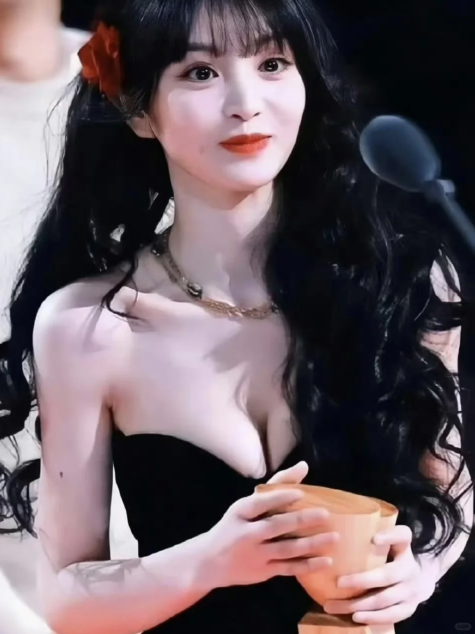 明艳大美人少女感都要溢出屏幕了…