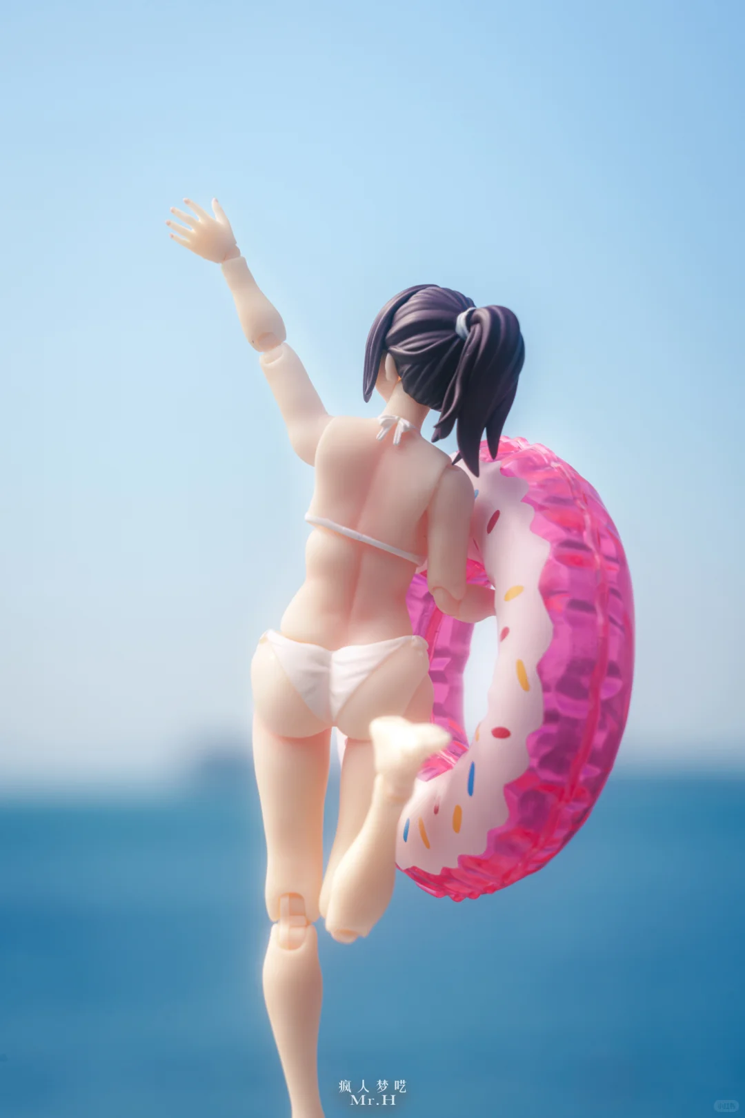 为了抓住夏天的尾巴，玩具差点被浪冲走😭