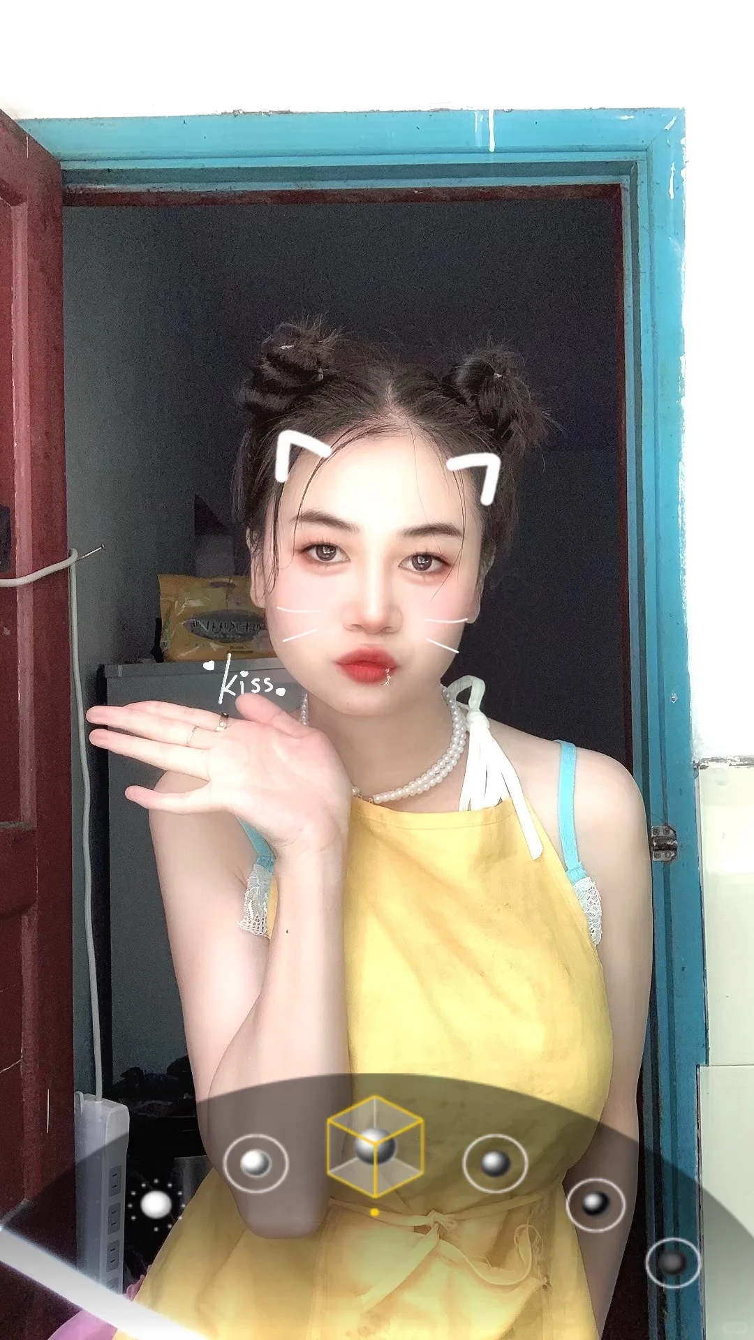 可爱性感美女今天扎个半丸子头👀