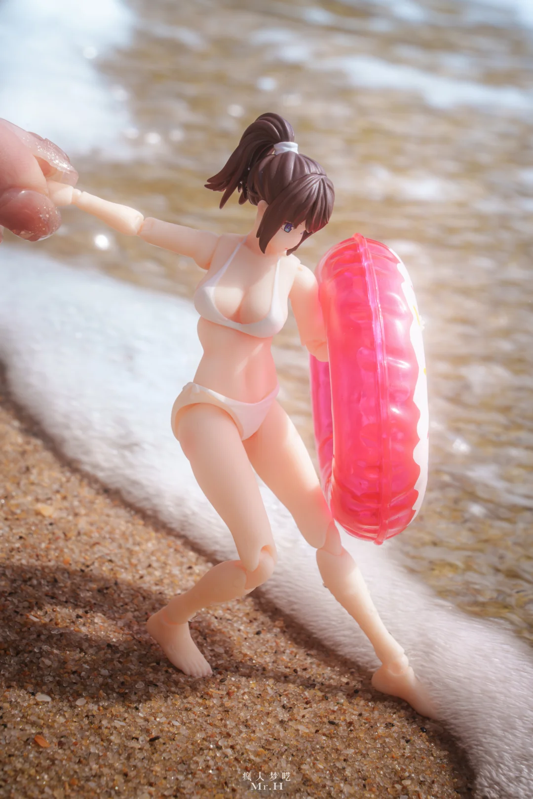 为了抓住夏天的尾巴，玩具差点被浪冲走😭