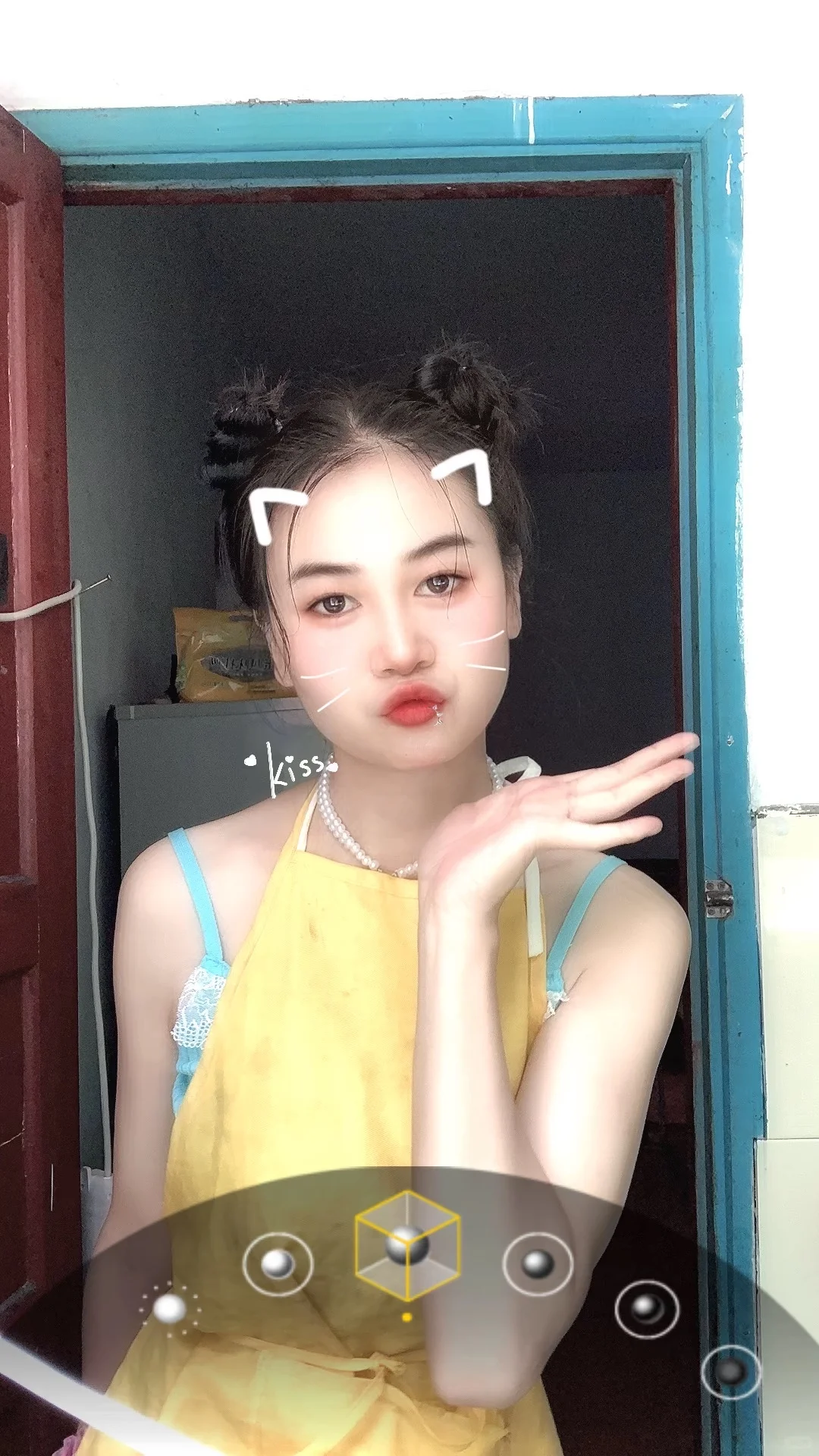 可爱性感美女今天扎个半丸子头👀