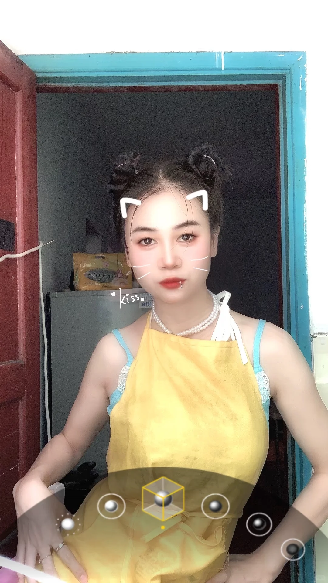 可爱性感美女今天扎个半丸子头👀