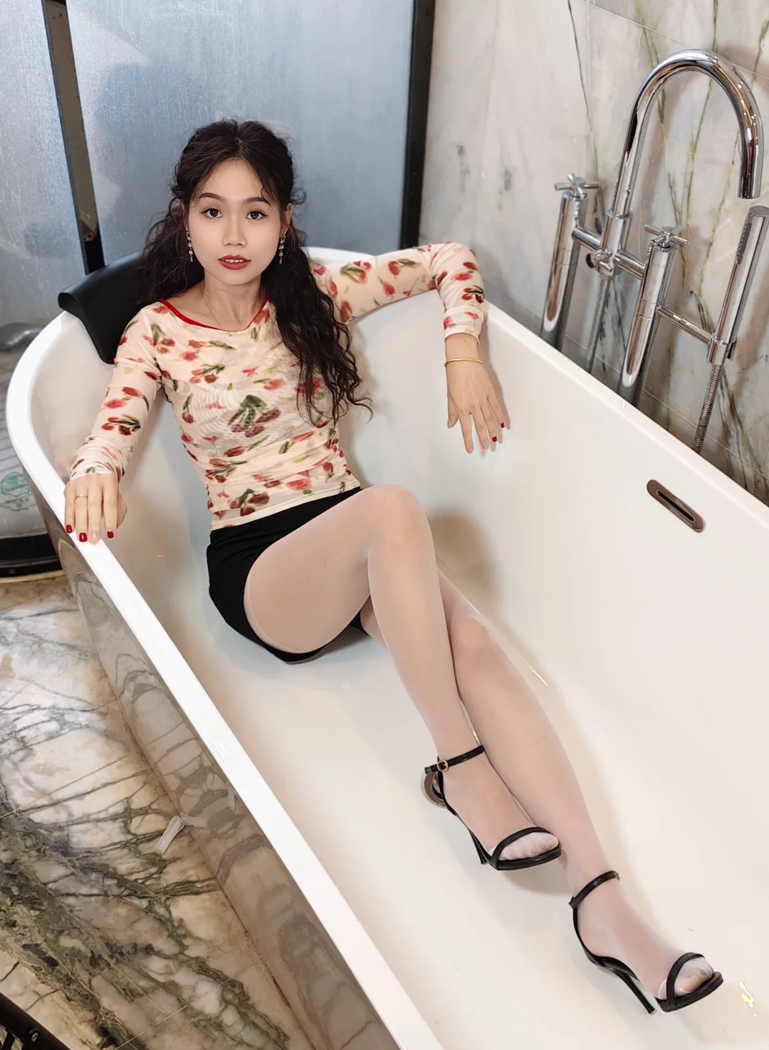 白丝➕黑色凉高跟，还是你喜欢的样子吗