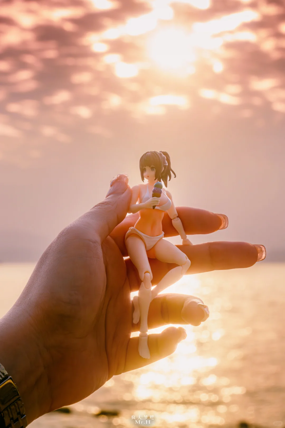 为了抓住夏天的尾巴，玩具差点被浪冲走😭