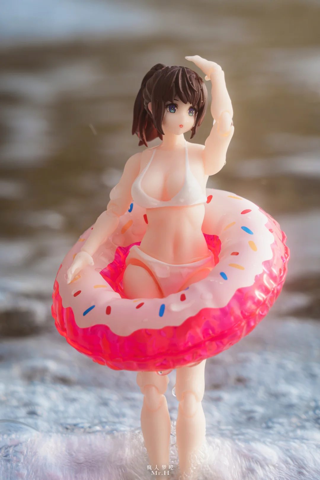 为了抓住夏天的尾巴，玩具差点被浪冲走😭