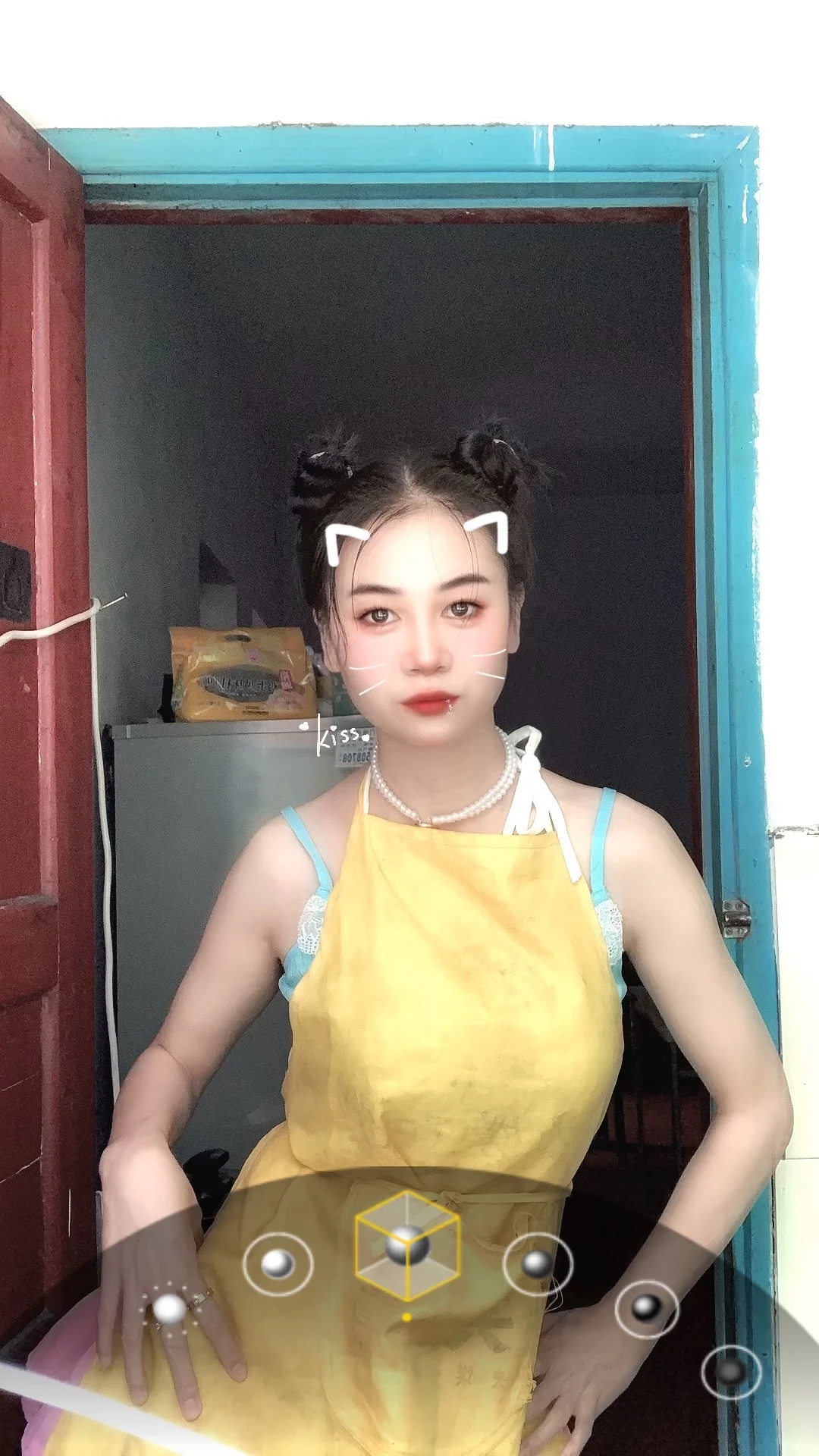 可爱性感美女今天扎个半丸子头👀