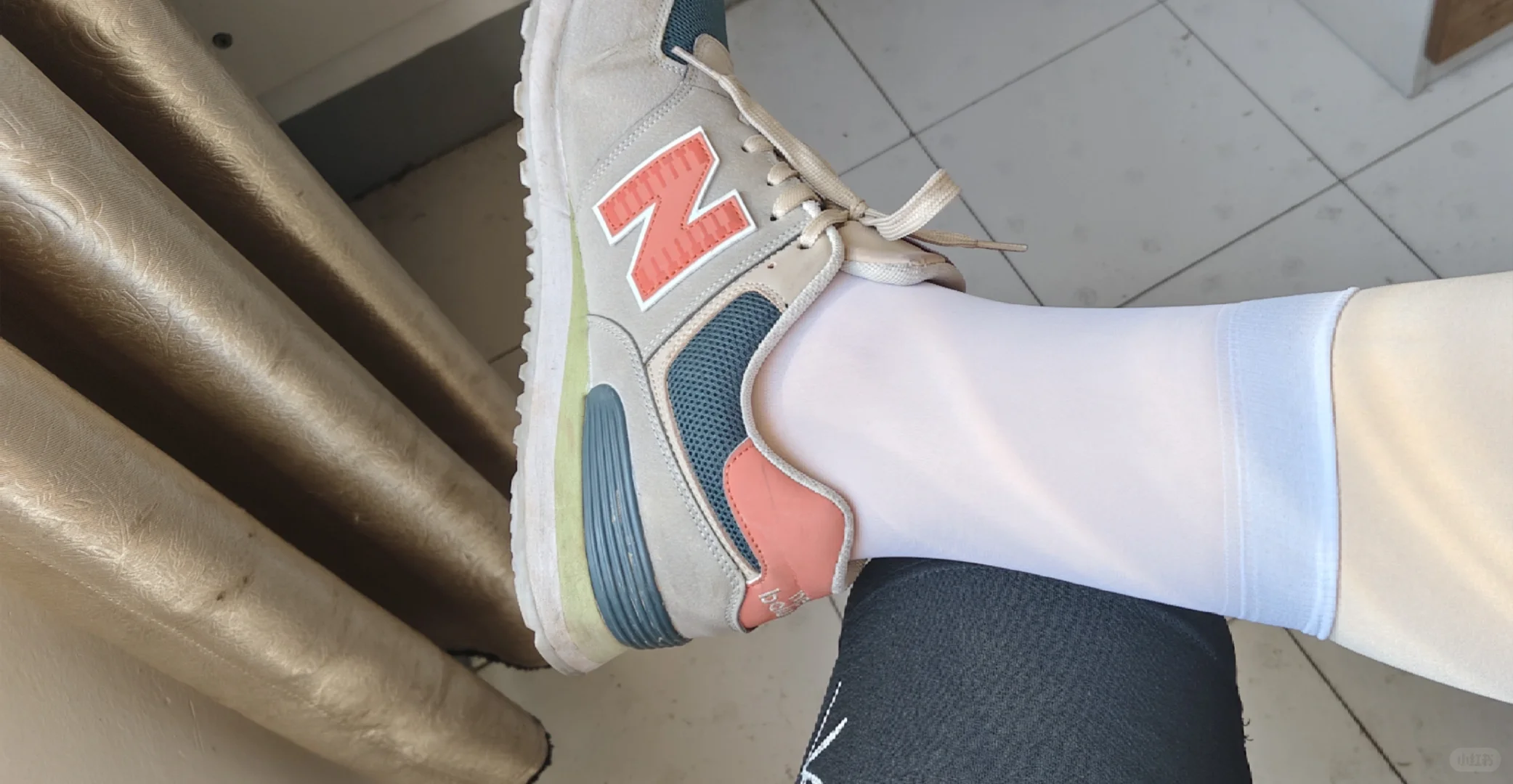 谁懂啊！白丝被光裹住的瞬间也太绝了