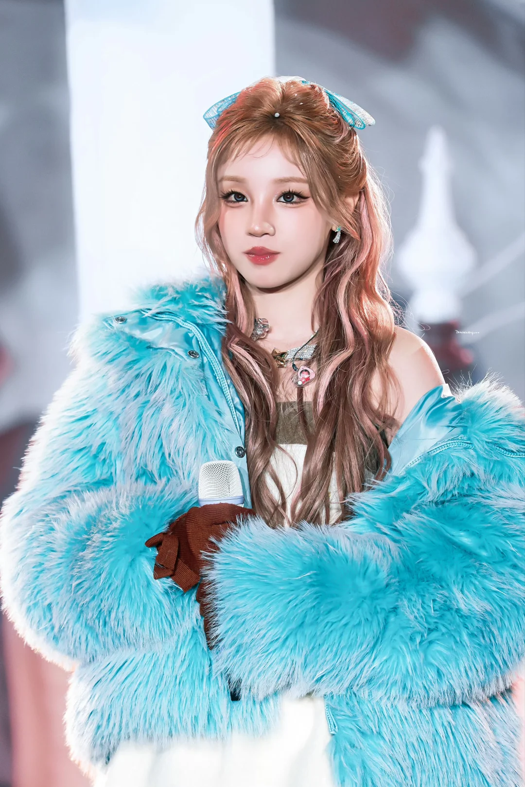 雪地里的薄荷甜妹！宋雨琦这白丝造型太萌啦