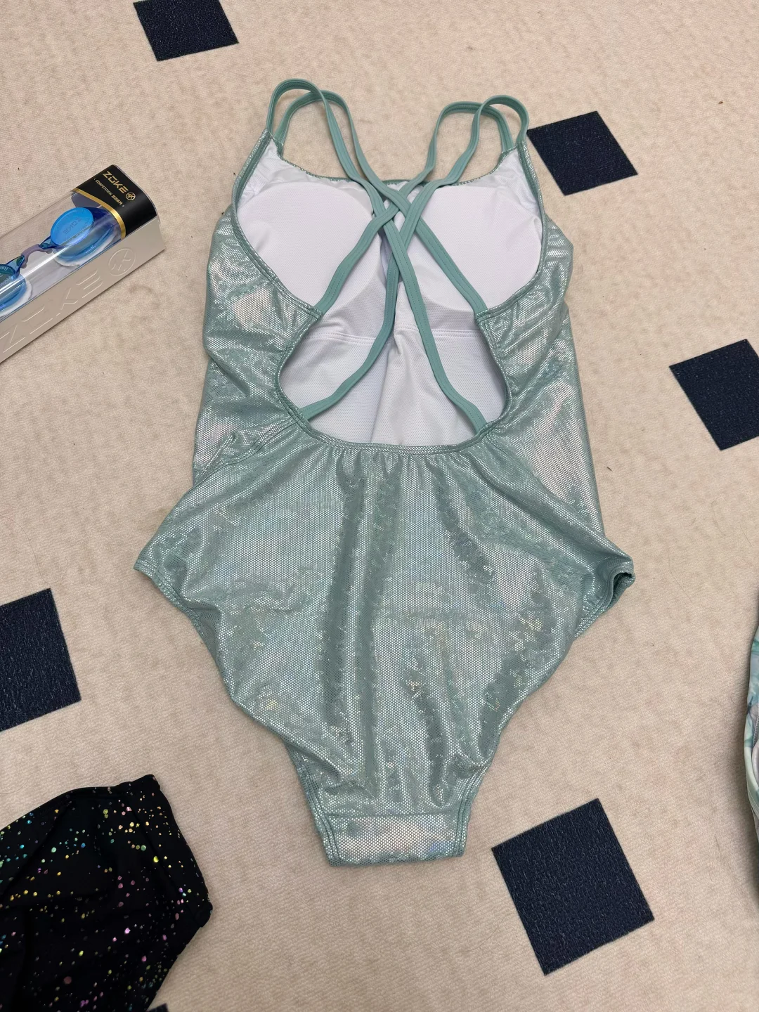 又入了三件新泳衣