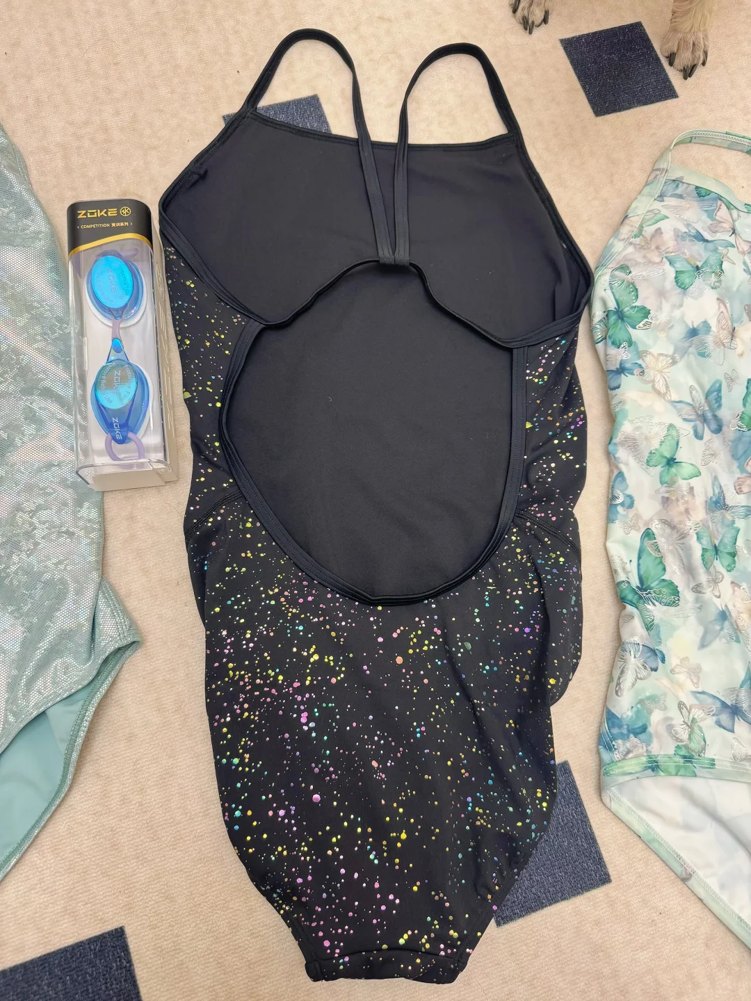 又入了三件新泳衣