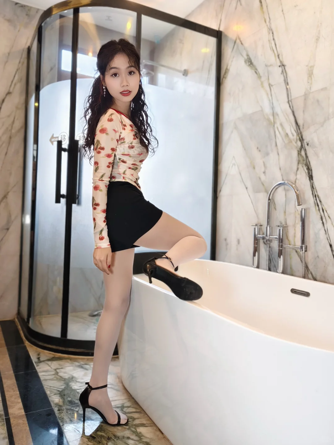 白丝➕黑色凉高跟，还是你喜欢的样子吗