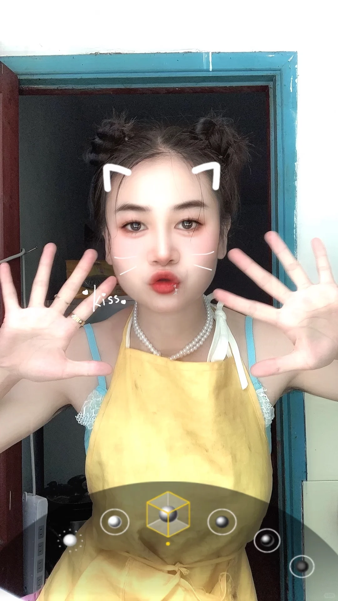 可爱性感美女今天扎个半丸子头👀