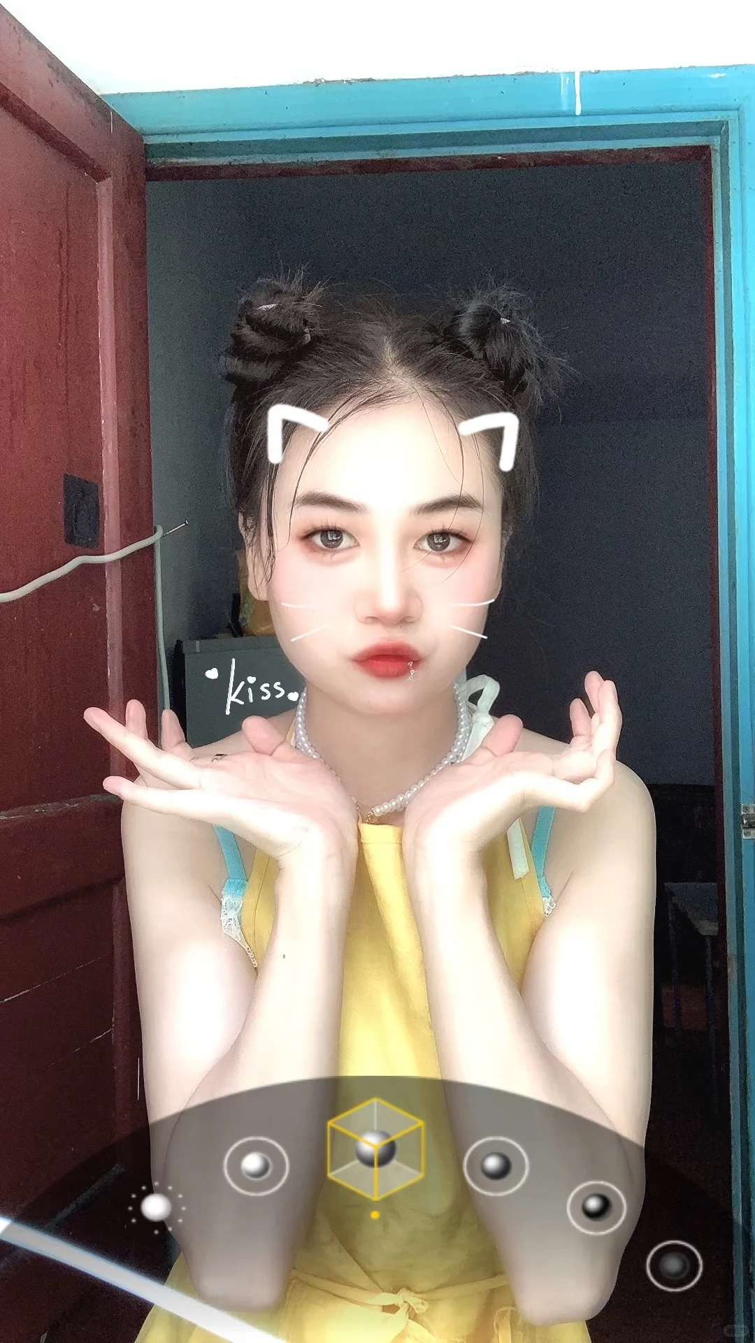 可爱性感美女今天扎个半丸子头👀