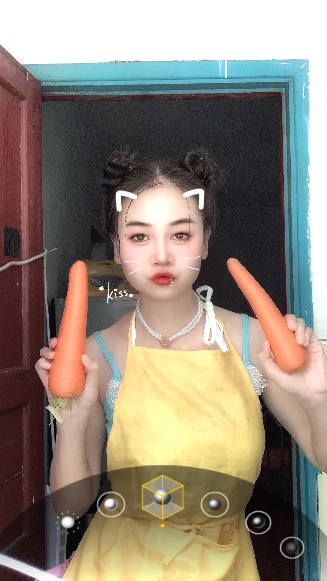 可爱性感美女今天扎个半丸子头👀