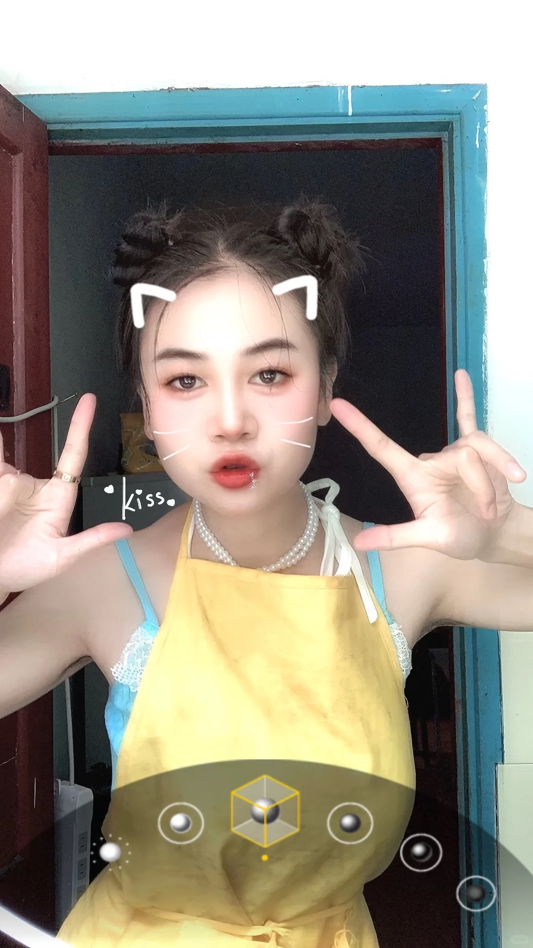 可爱性感美女今天扎个半丸子头👀