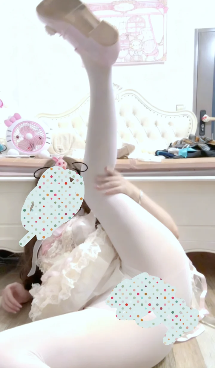 姐妹练习一字马的第一天。