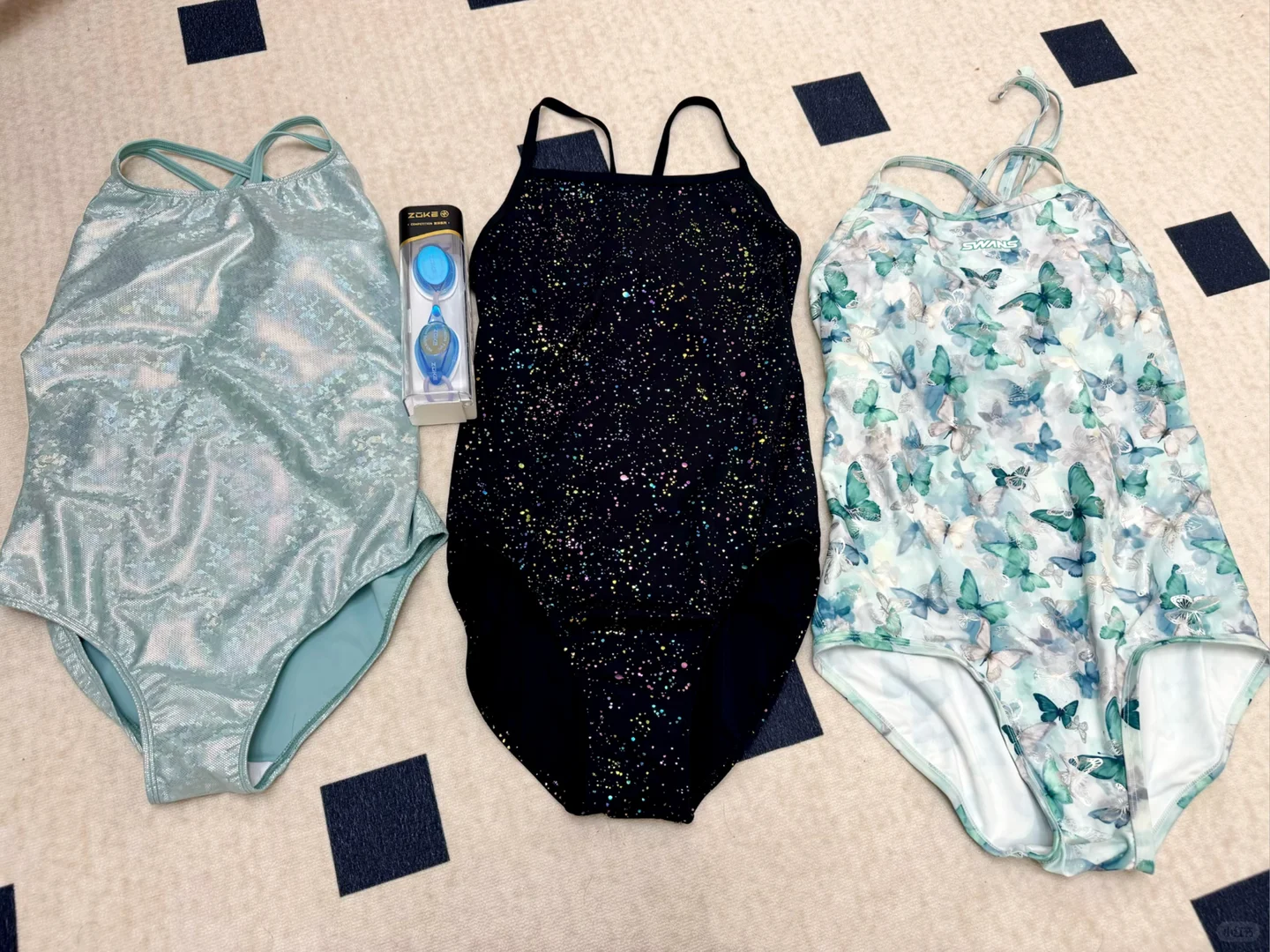又入了三件新泳衣