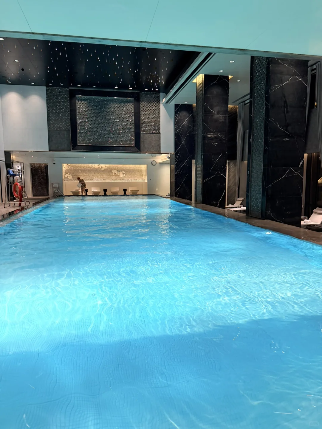 智者不入爱河 但泳池可以🏊‍♀️