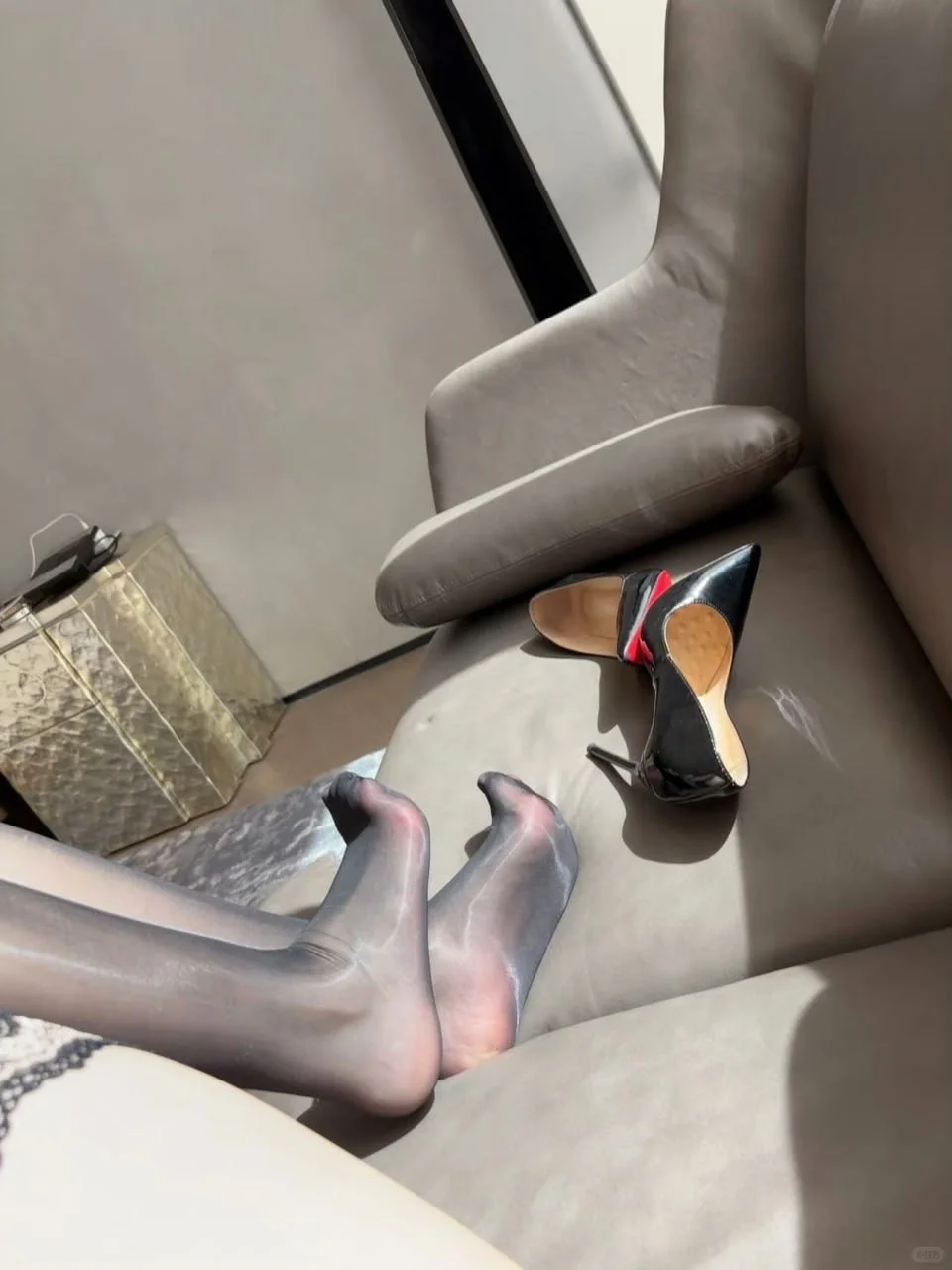 「卧室VS沙发，你更Pick哪一趴？黑丝穿搭合集」