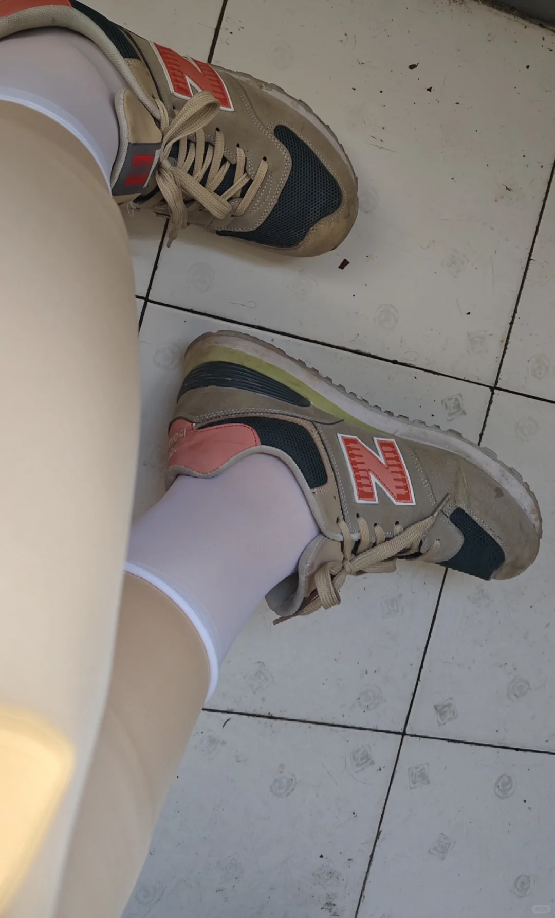 谁懂啊！白丝被光裹住的瞬间也太绝了