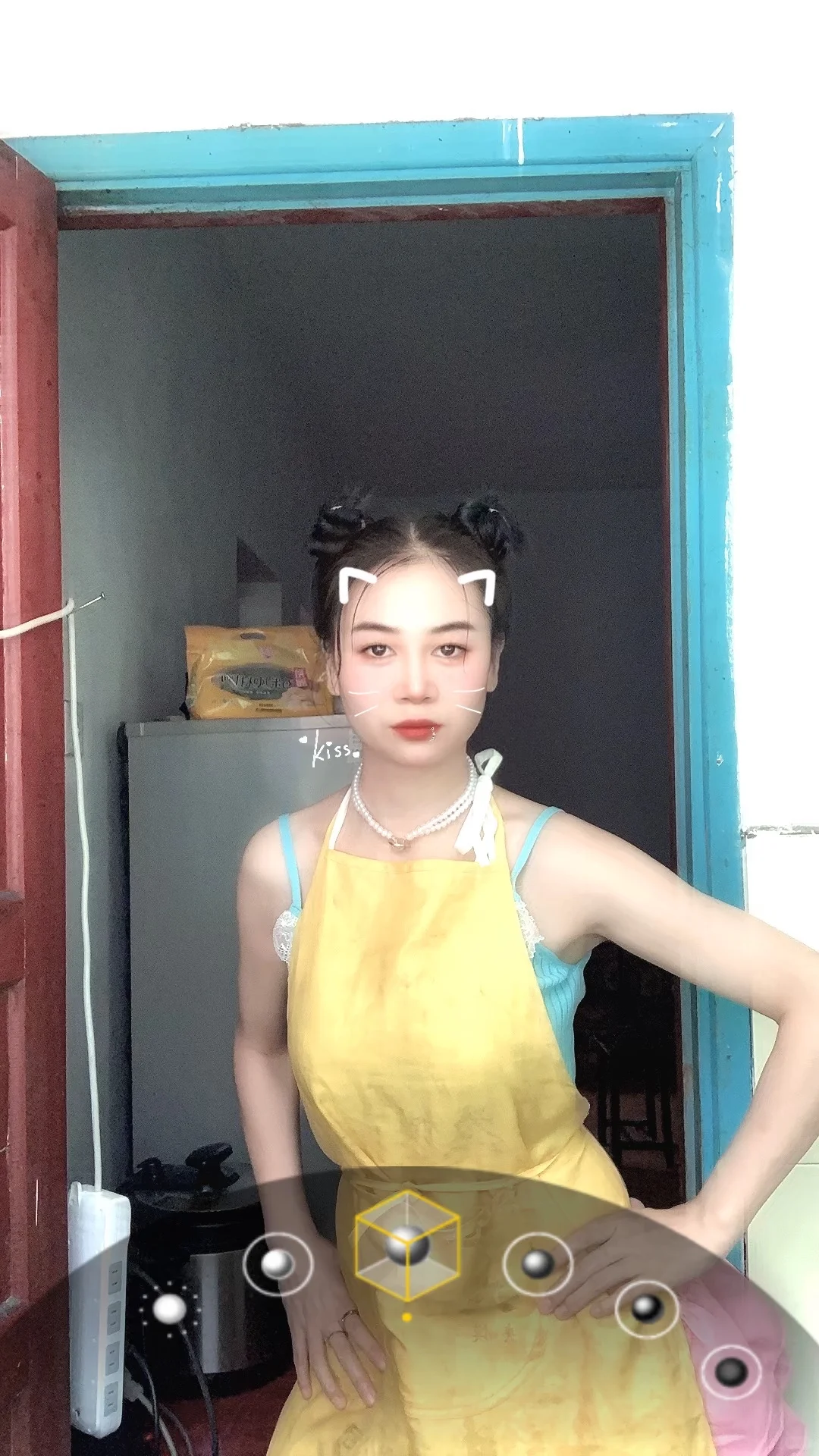 可爱性感美女今天扎个半丸子头👀