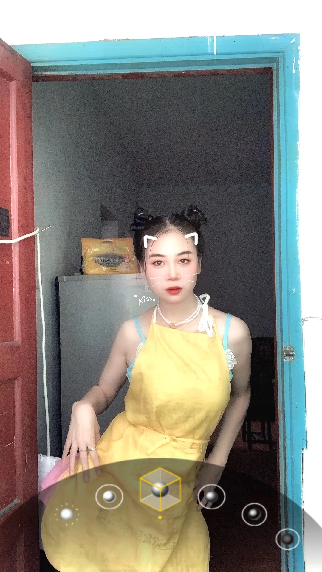 可爱性感美女今天扎个半丸子头👀