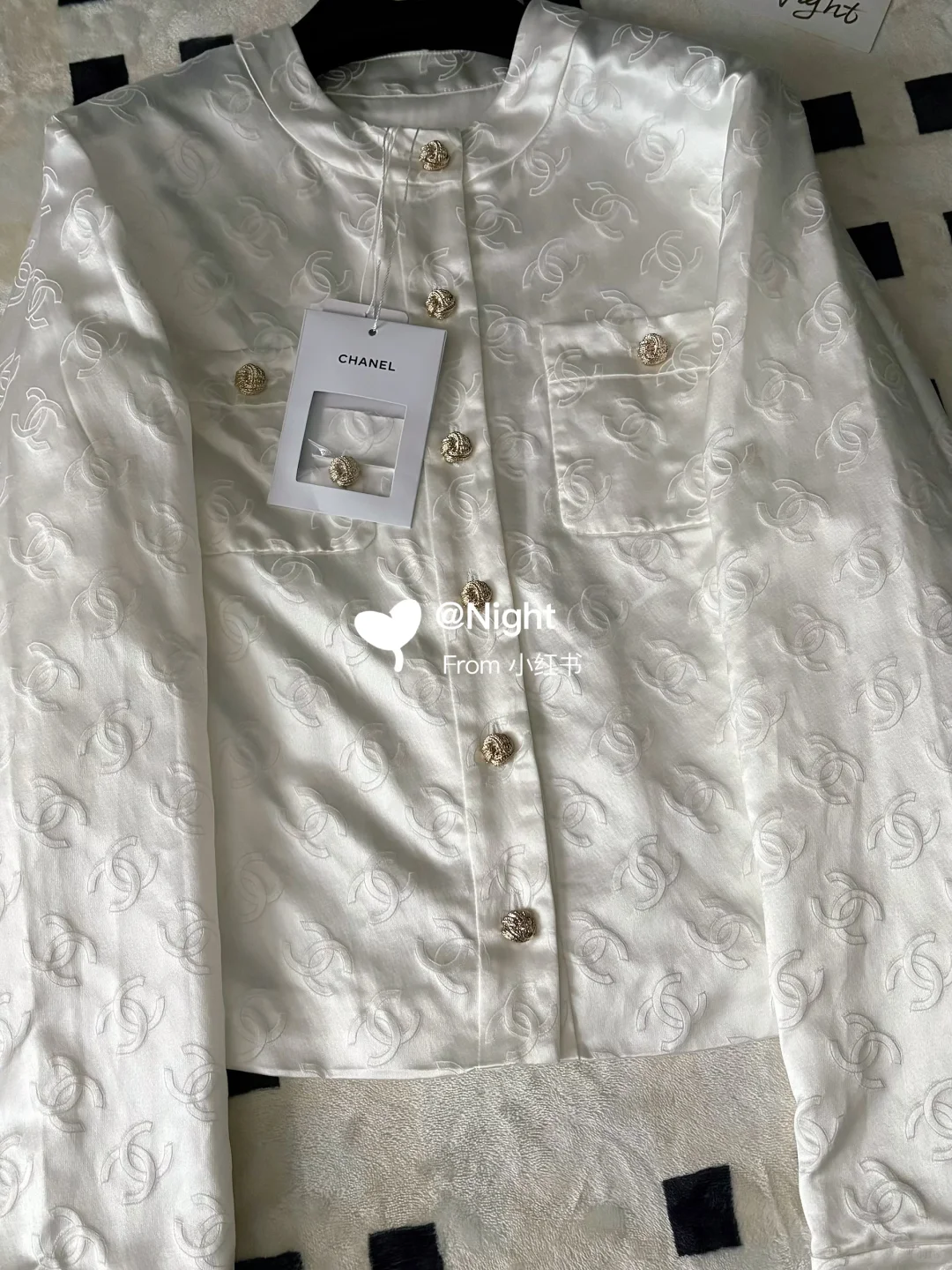 𝑪𝒉𝒂𝒏𝒆𝒍 25A 白丝真丝浮雕外套🤍🤍🤍