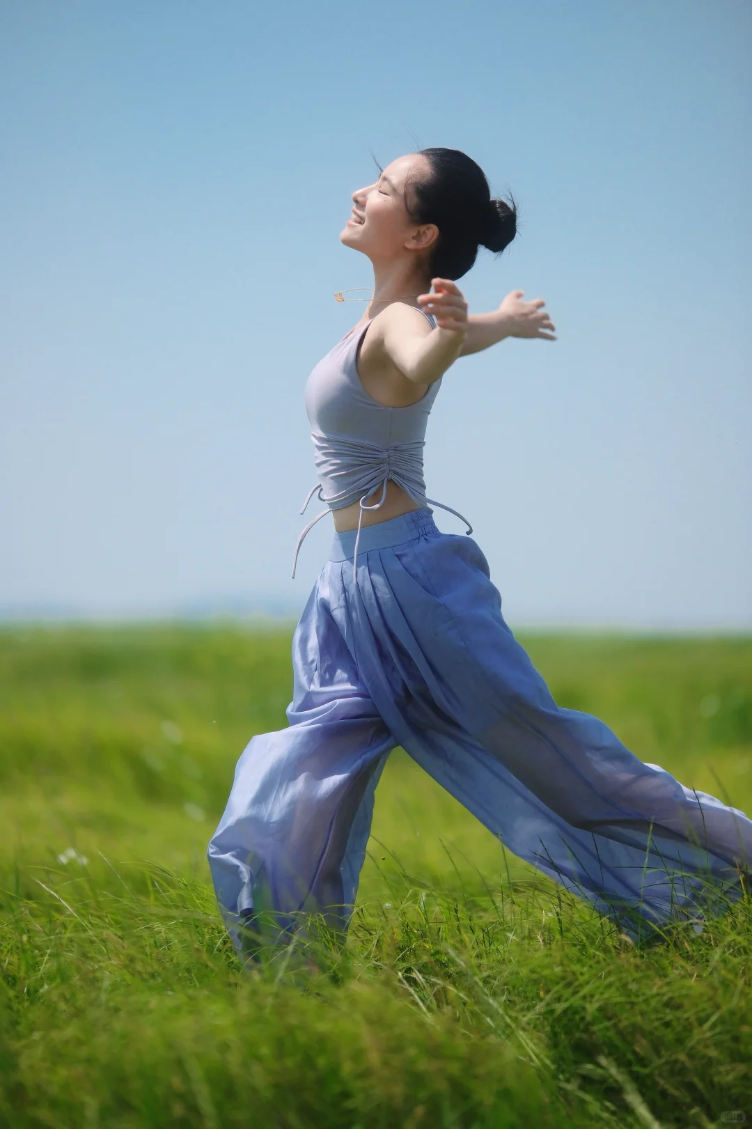 她在田野里自由自在的瑜伽 奔跑 舞动着