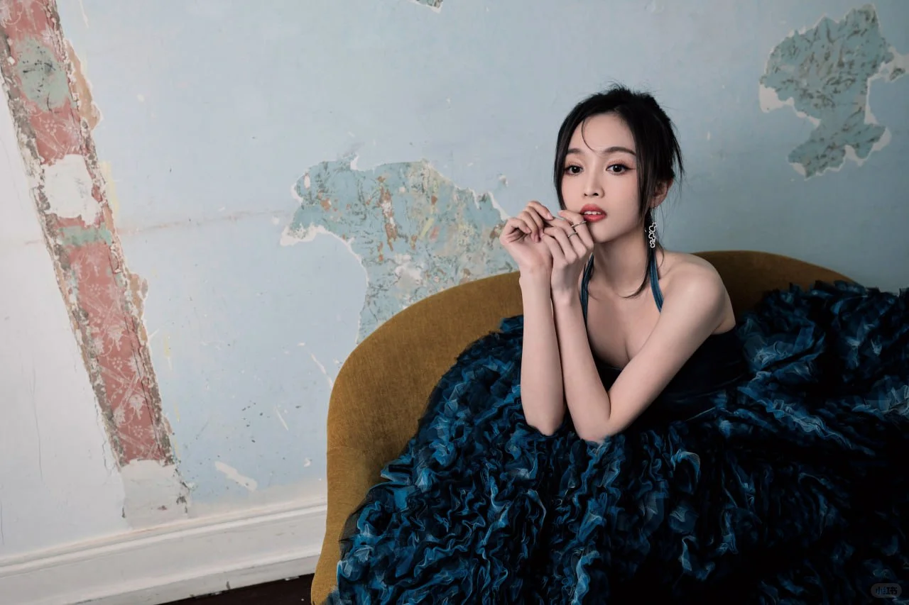 #吴宣仪 一袭蓝色吊带长裙，妖娆妩媚