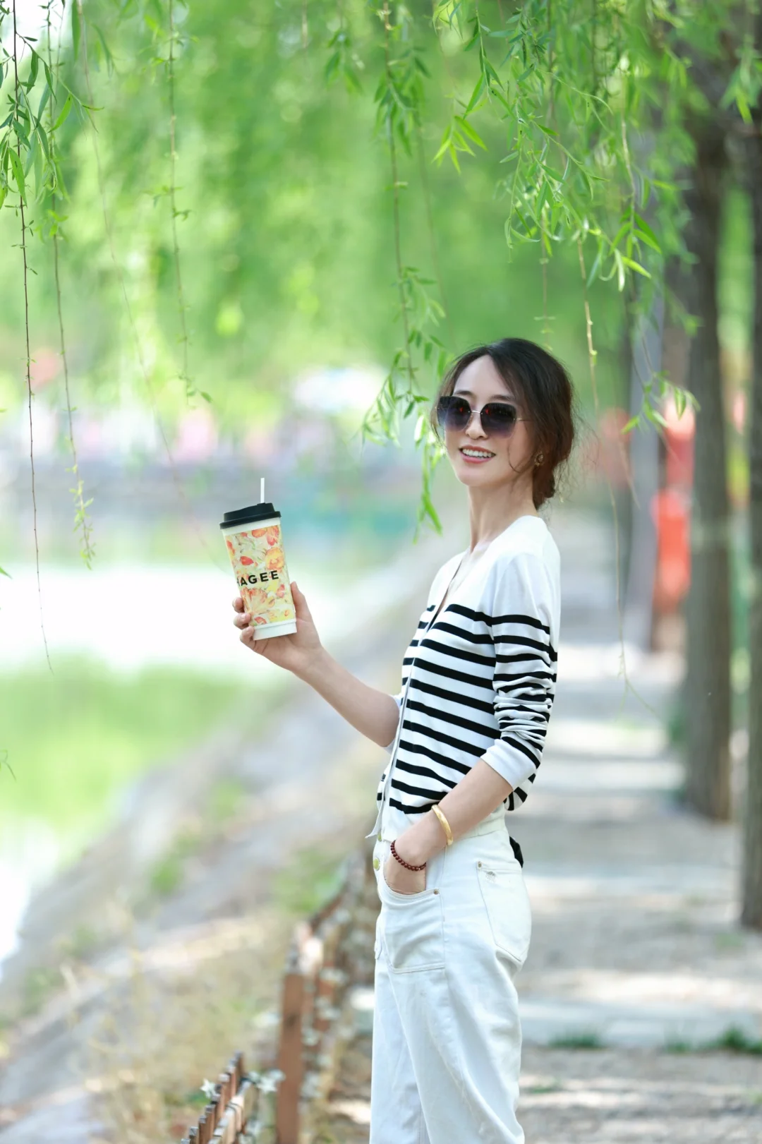 柳树下站谁都美