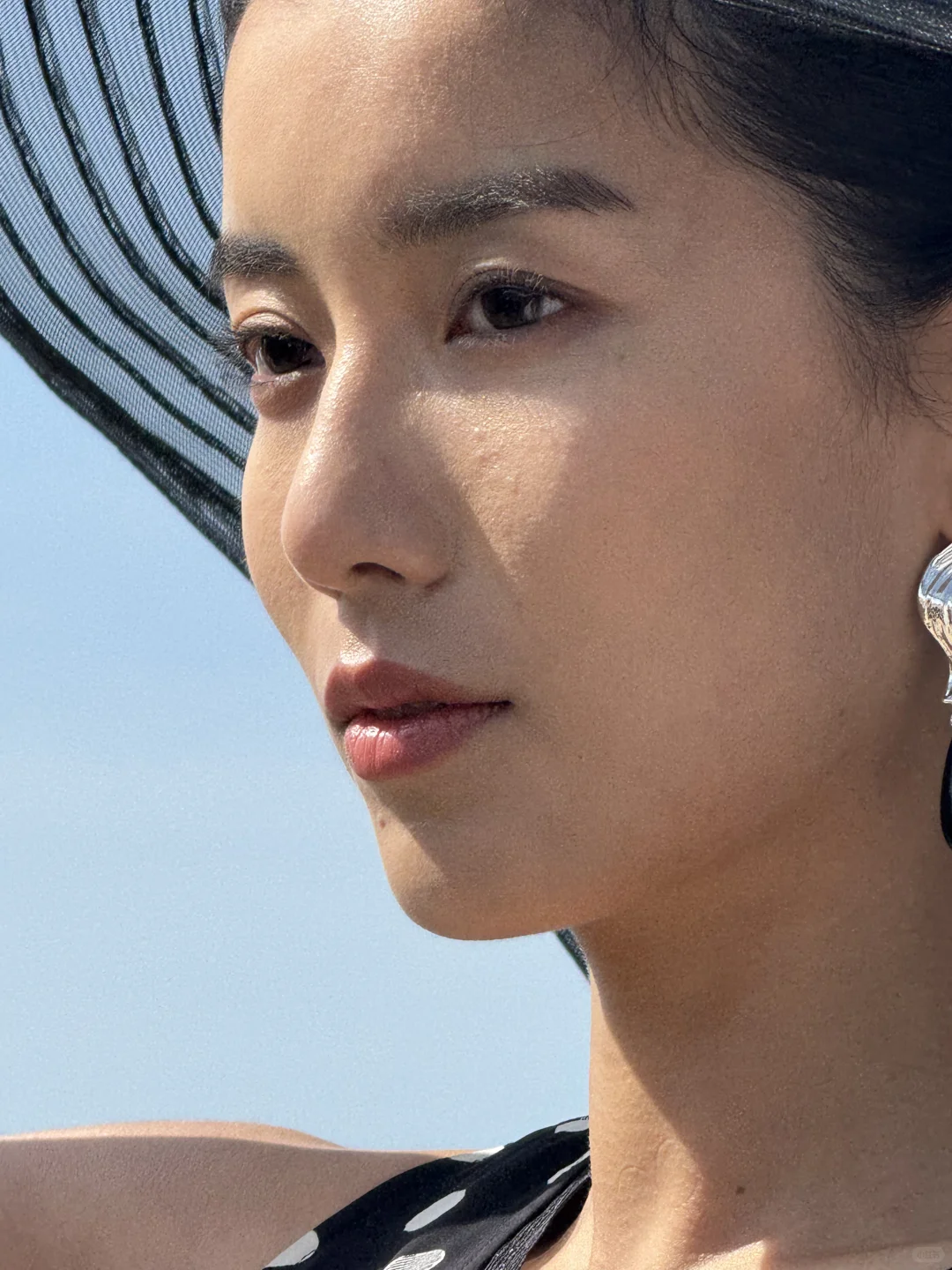 她好像知道自己很美