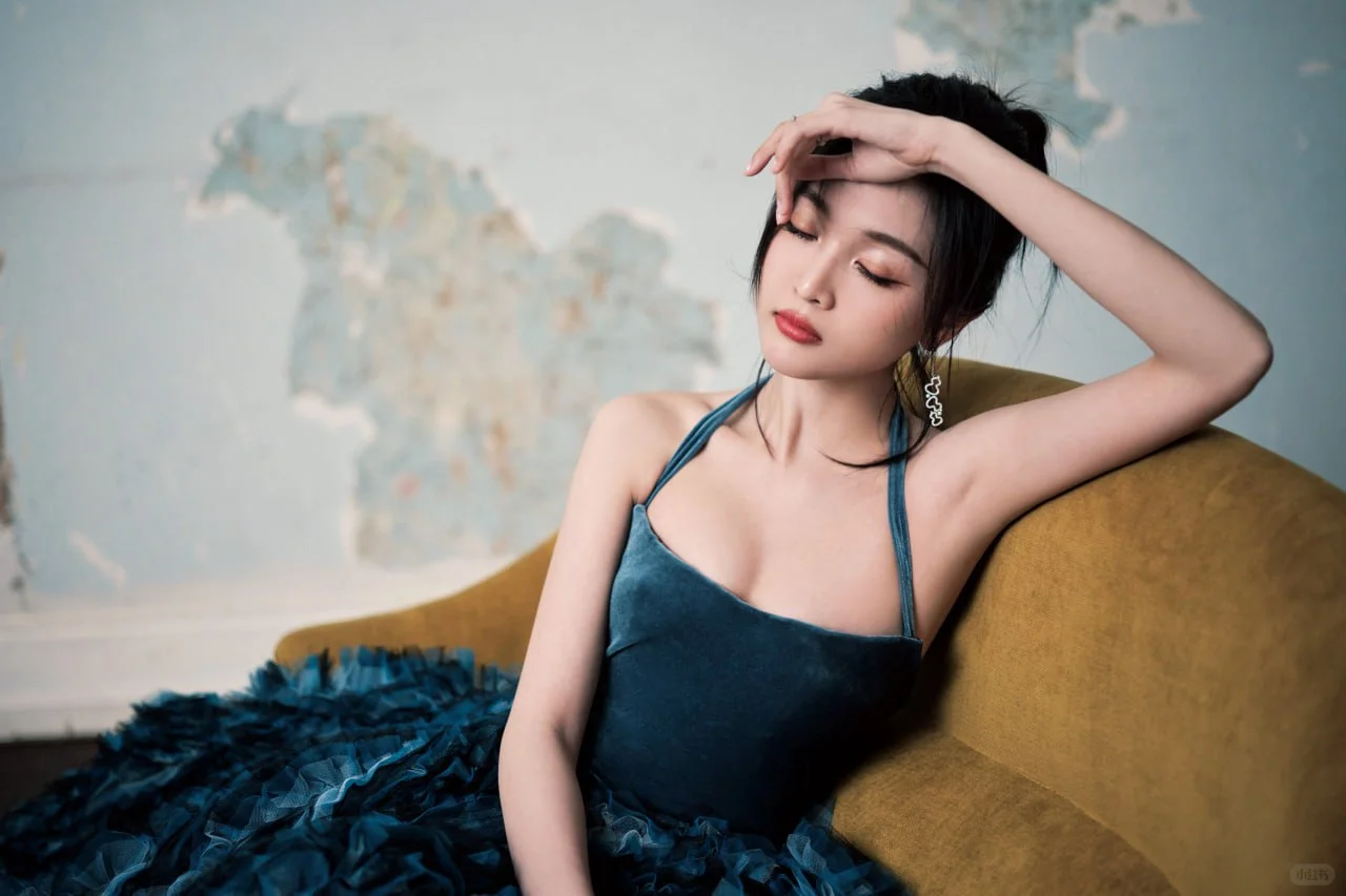 #吴宣仪 一袭蓝色吊带长裙，妖娆妩媚