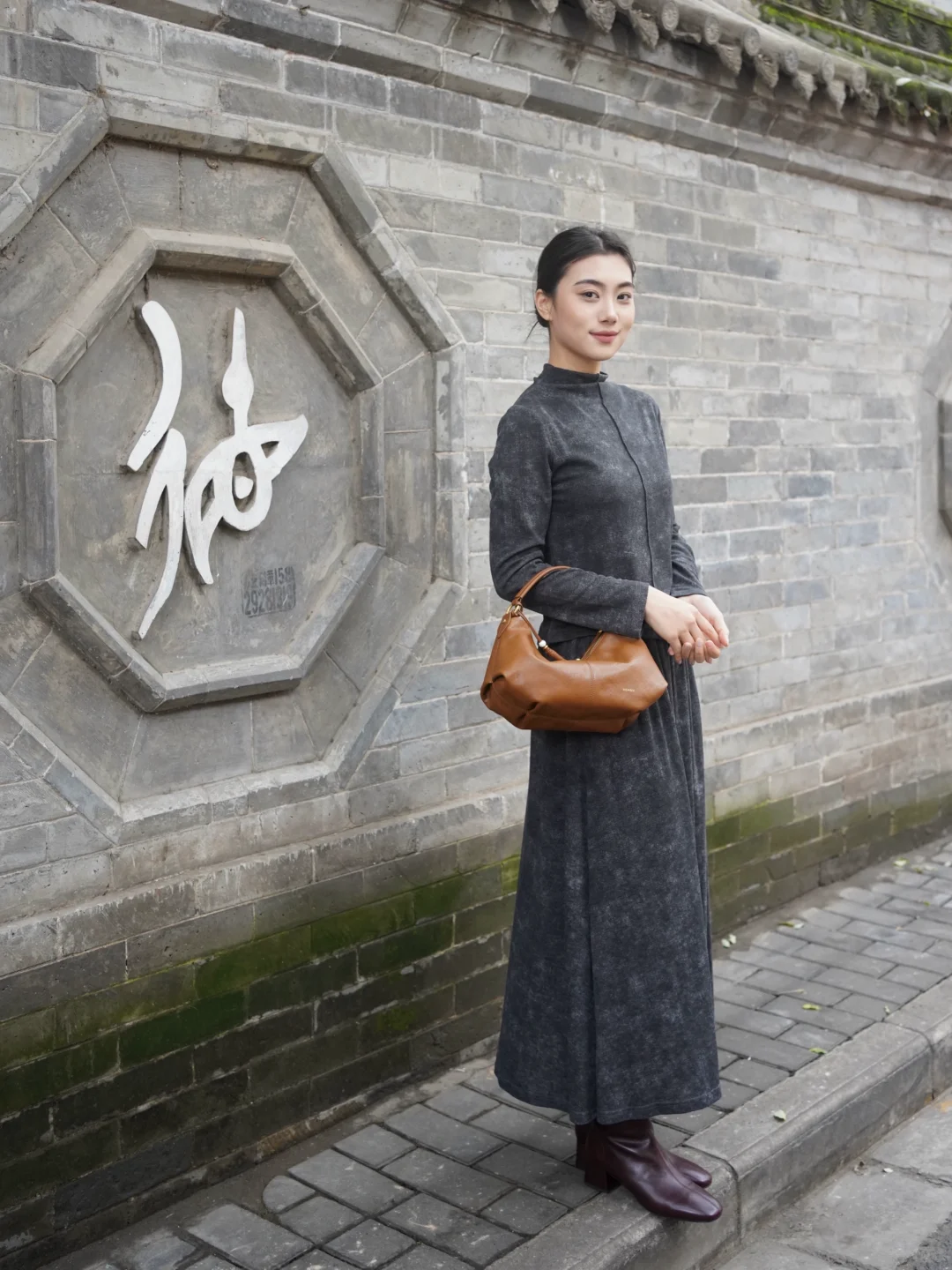 灰棕配色，穿出秋日的故事感