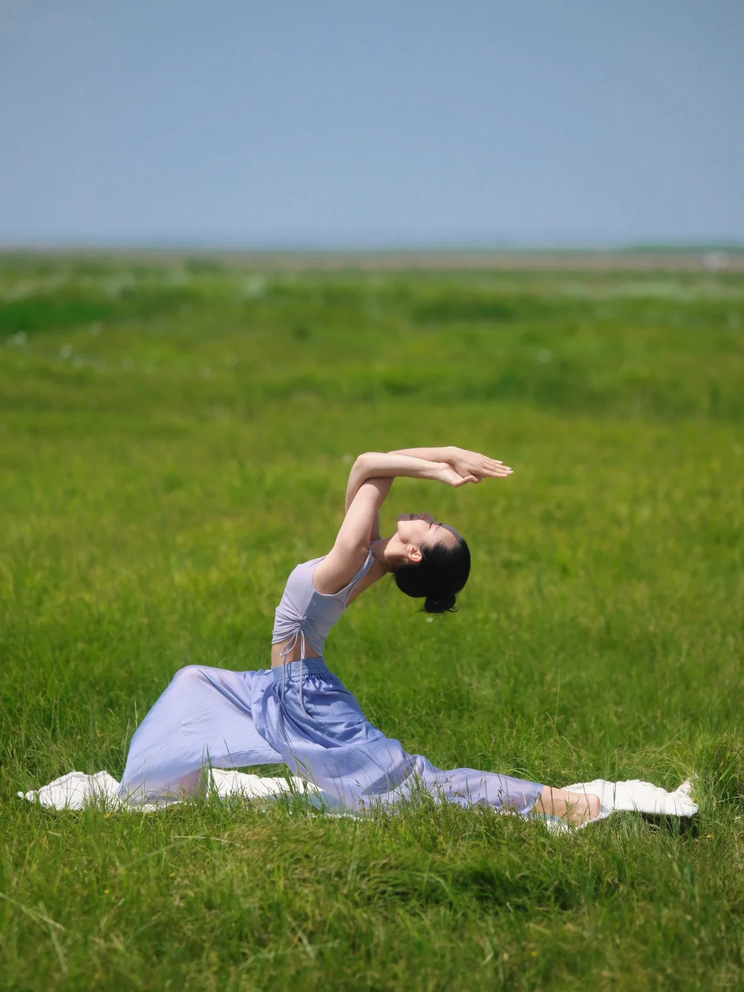她在田野里自由自在的瑜伽 奔跑 舞动着