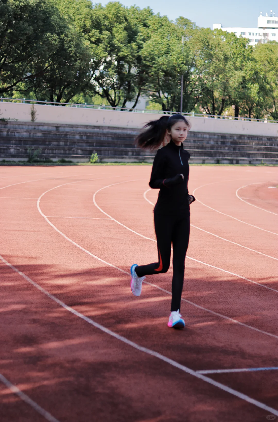 不拍戏的小演员是这样练出大长腿的！