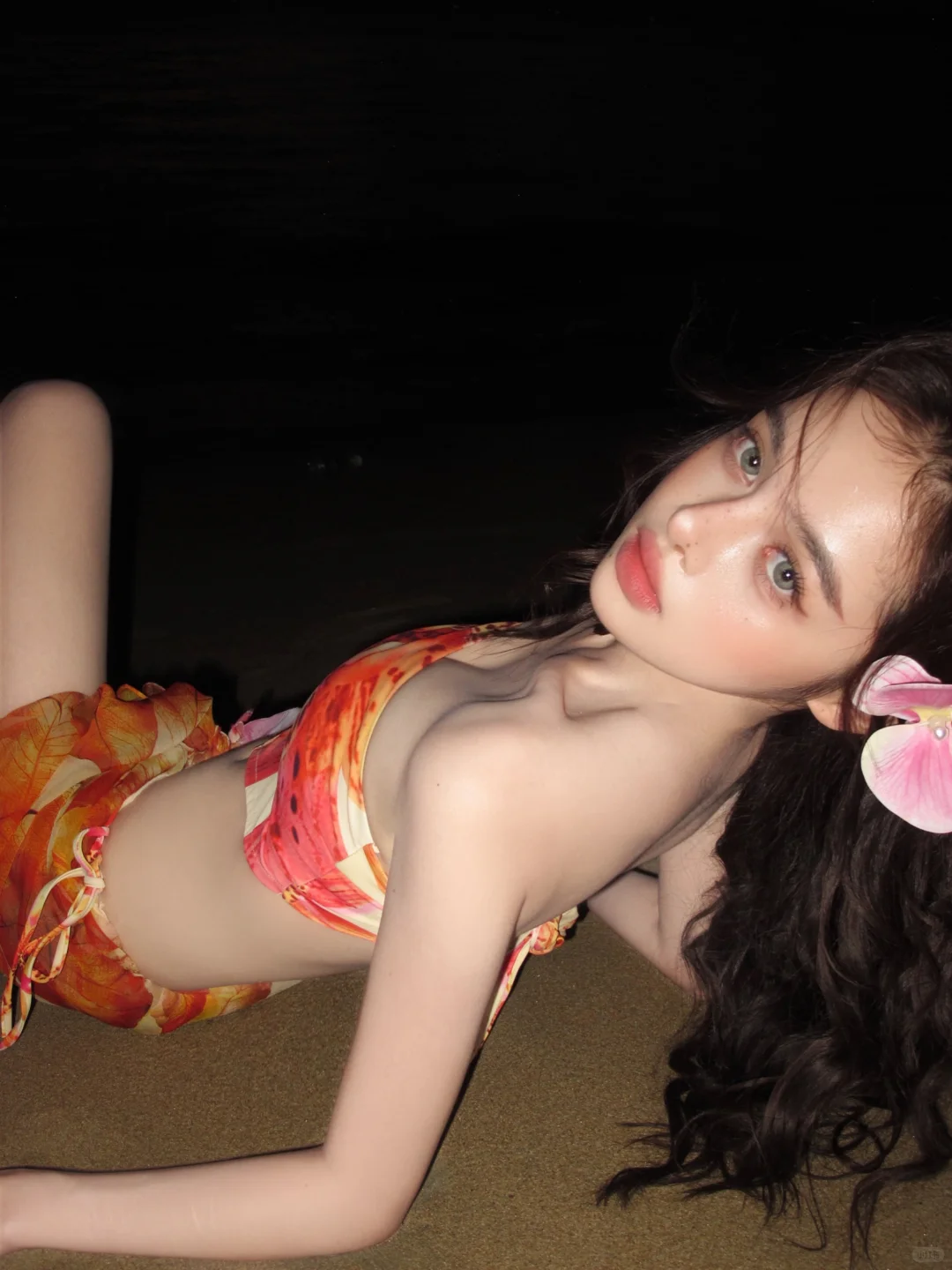 和三亚海边的亚裔风辣妹坠入橘子海日落